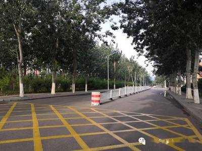 楊柳青崇文道【柳霞路-柳口路】道路中央增加隔離護(hù)欄,請(qǐng)大家規(guī)范有序行車(chē)!